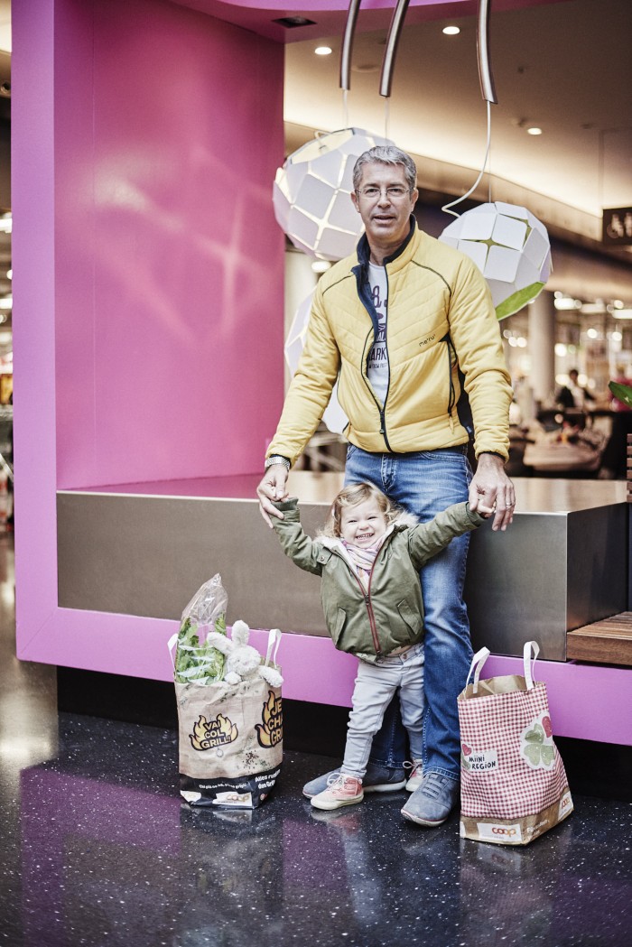 Fabian Unternaehrer Sihlcity GB-2015 Mann Kind Einkaufstasche
