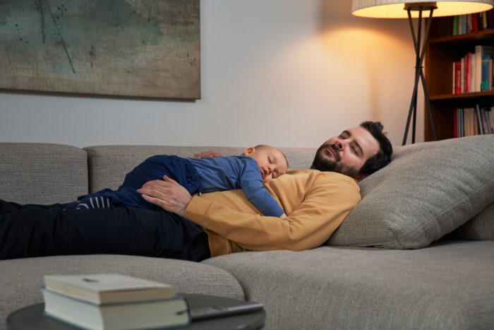Markus Roessle Uniqa Versicherungen Vater Baby schlafen Sofa