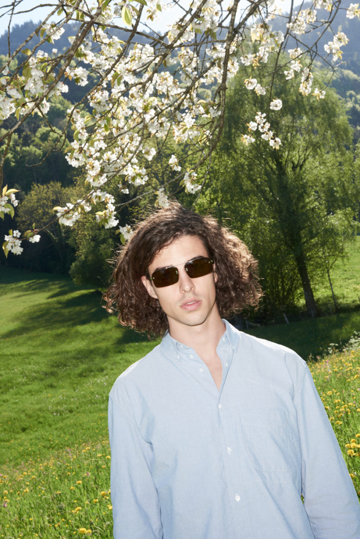 Simon Habegger NZZ am Sonntag Stil Mode Sonnenbrille Hemd Blumenwiese Blüten