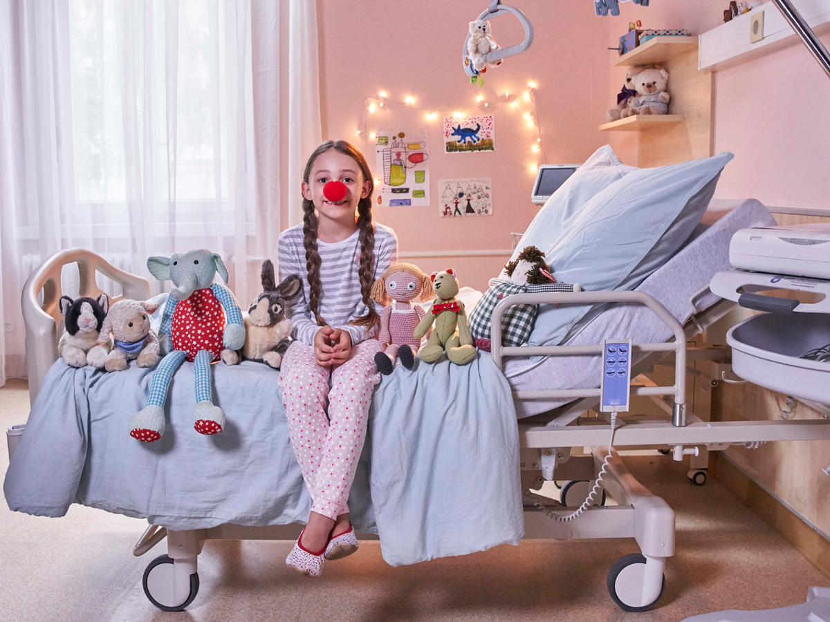 Markus Roessle Rote Nasen Clown Doctors Mädchen Plueschtiere Spitalbett