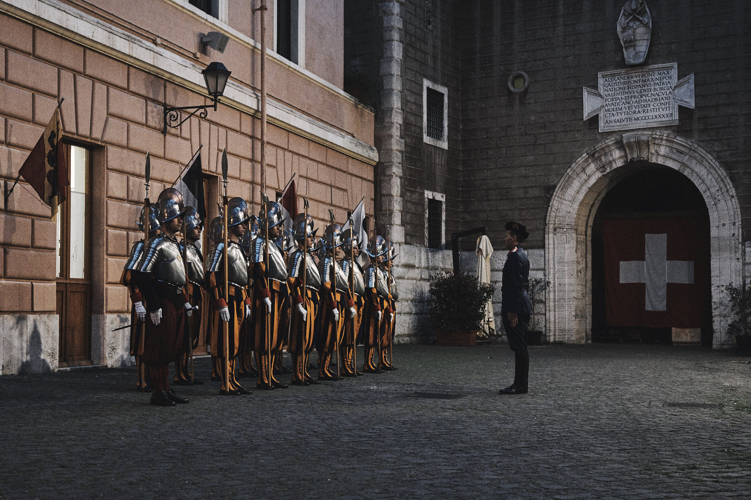 Remo Buess Guardia Svizzera Pontificia Schweizergarde Uniform renaissancefarbe exerzieren für Osterpikett