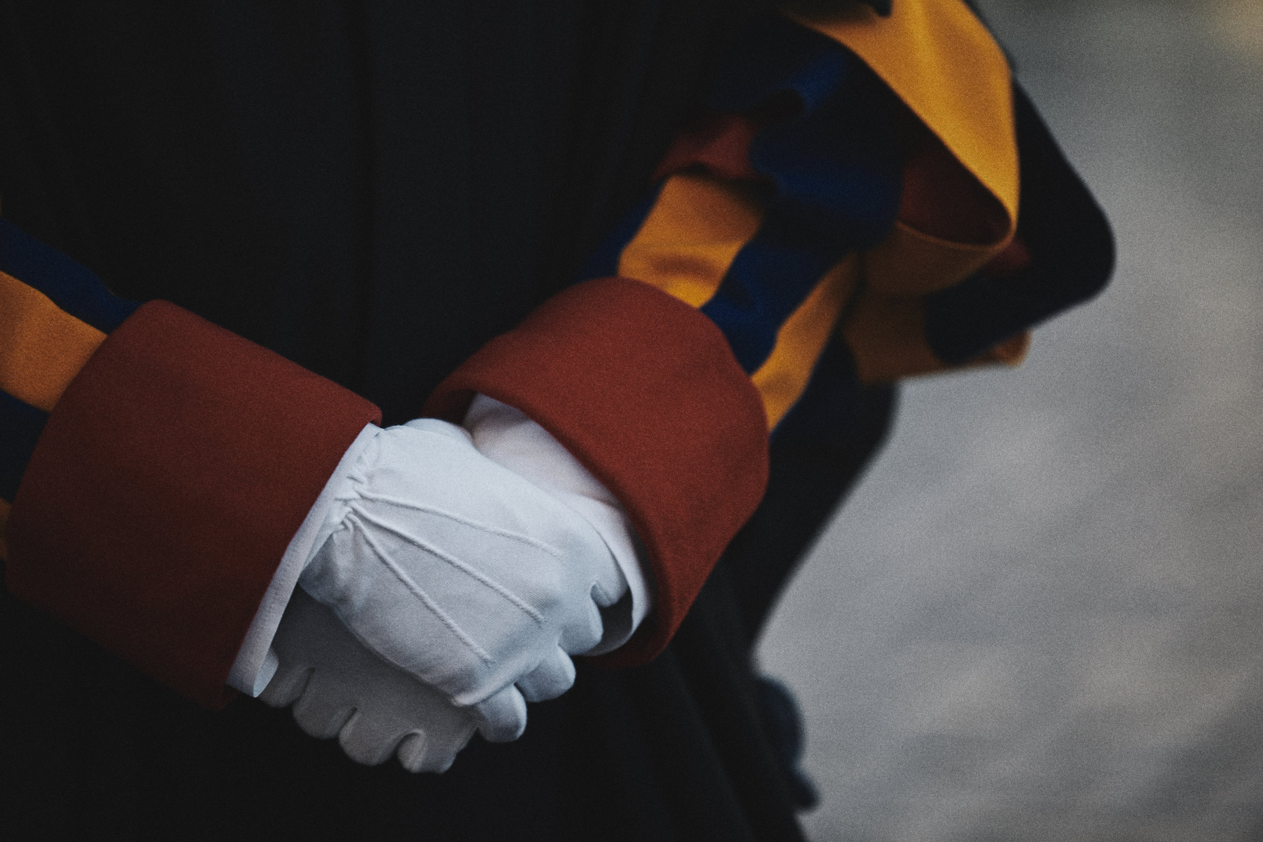 Remo Buess Guardia Svizzera Pontificia Schweizergarde Uniform Handschuhe