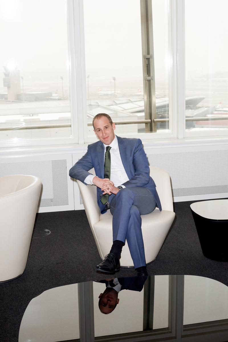 Simon Habegger Stephan Widrig CEO Flughafen Zuerich Flughafenchef Portrait Spiegelung Handelszeitung