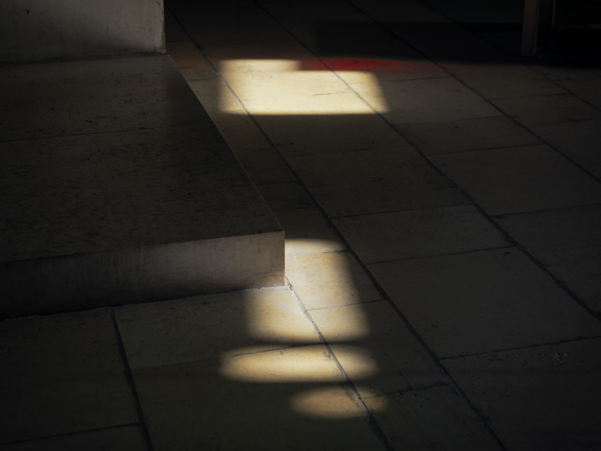 Kapelle Notre-Dame-du-Haut Le Corbusier Ronchamp Frankreich Lichtspiel Boden Altarsockel Beton