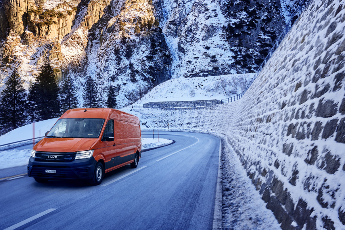 Flux Mobility emissionsfreie Mobilität Fahrzeug Kastenwagen Fahrt Pass Passtrasse Schnee Winter