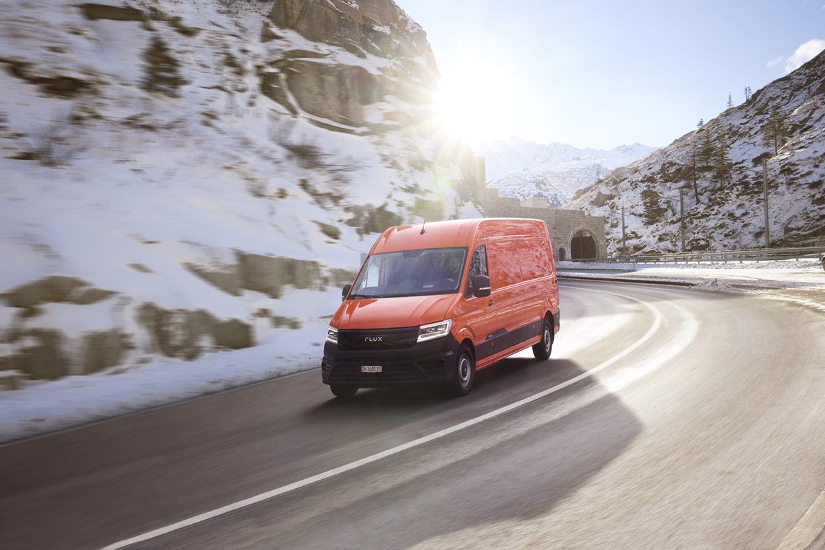 Flux Mobility emissionsfreie Mobilität Fahrzeug Kastenwagen Fahrt Pass Passtrasse Schnee Winter