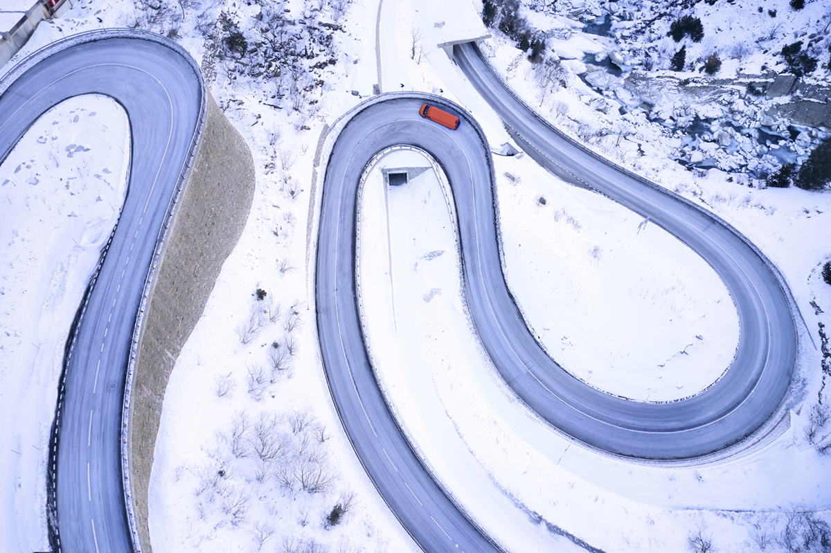 Flux Mobility emissionsfreie Mobilität Fahrzeug Kastenwagen Fahrt Pass Passtrasse Schnee Winter Luftbild